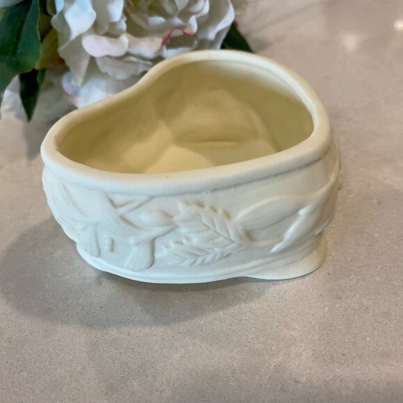 Vintage Porcelain Heart Shaped Jewelry Trinket box with delicate Roses - Picture 2 of 9